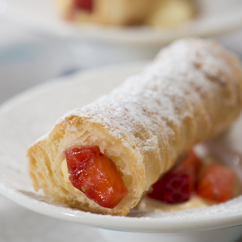 Coni con Fragole e Crema Pasticcera