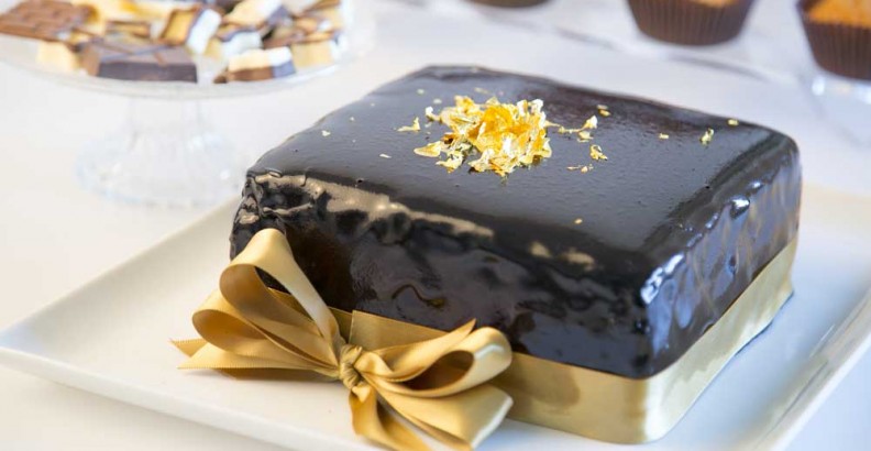 Torta al Cioccolato con Glassa a Specchio