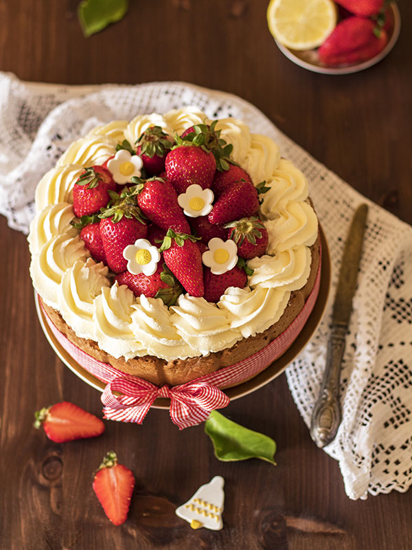 Torta charlotte con fragole e cioccolato